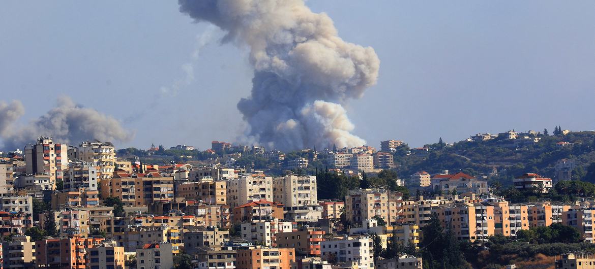 Ondas de fumaça saem de um local alvo de bombardeios na vila de Zaita, no sul do Líbano