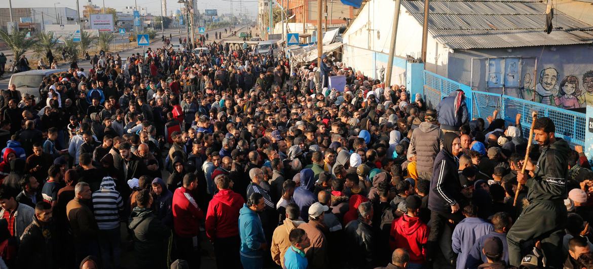 Entre itens necessários estão equipamento para telecomunicações entre os comboios, veículos blindados e material de proteção Entre itens necessários estão equipamento para telecomunicações entre os comboios, veículos blindados e material de proteção