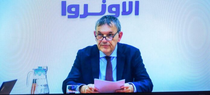 O comissário geral da Agência das Nações Unidas de Assistência aos Refugiados Palestinos, Philippe Lazzarini (na tela), fala ao Conselho de Segurança