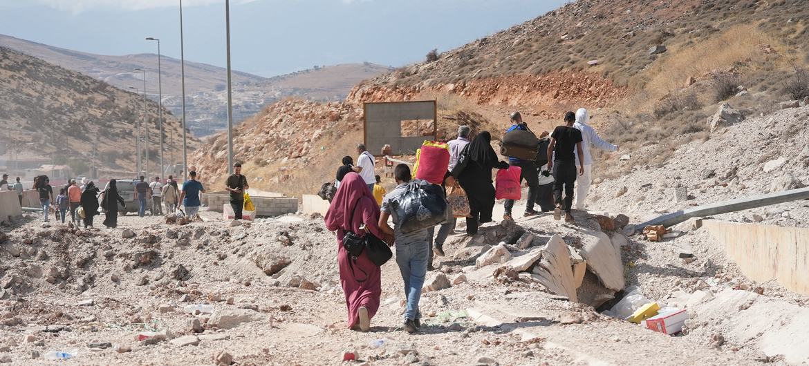 Famílias fogem para a Síria após ataques aéreos no Líbano