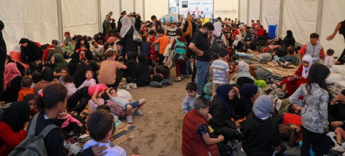 Pessoas que fogem do conflito no Líbano chegam à Síria