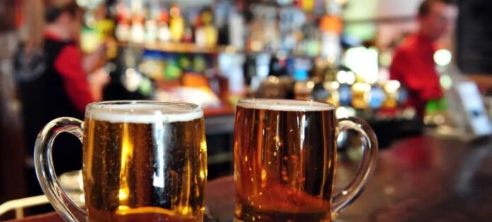 Aumento da tributação sobre álcool e outros produtos nocivos pode salvar vidas e impulsionar a produtividade da economia, segundo Banco Mundial