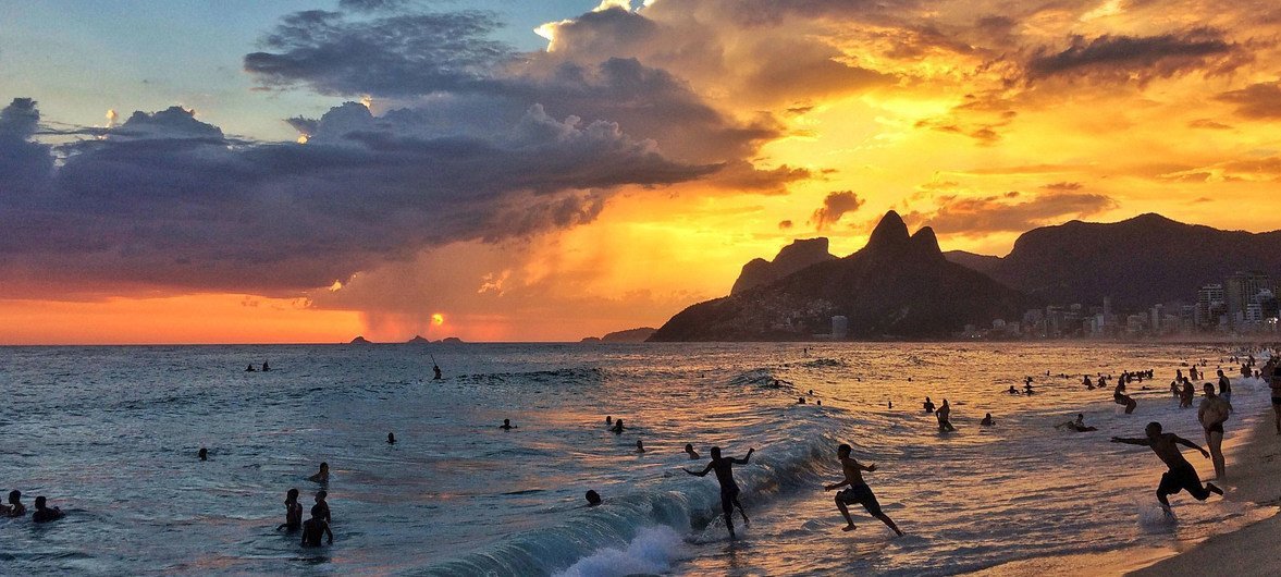 Praia de Ipanema, Rio de Janeiro, Brasil. Turismo e serviços digitais alavancam a subida nas exportações de serviços Praia de Ipanema, Rio de Janeiro, Brasil. Turismo e serviços digitais alavancam a subida nas exportações de serviços