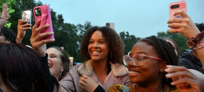Jovens participam do Global Citizen Festival no Central Park de Nova York. OIT informa que em 2023 havia 65 milhões de jovens desempregados
