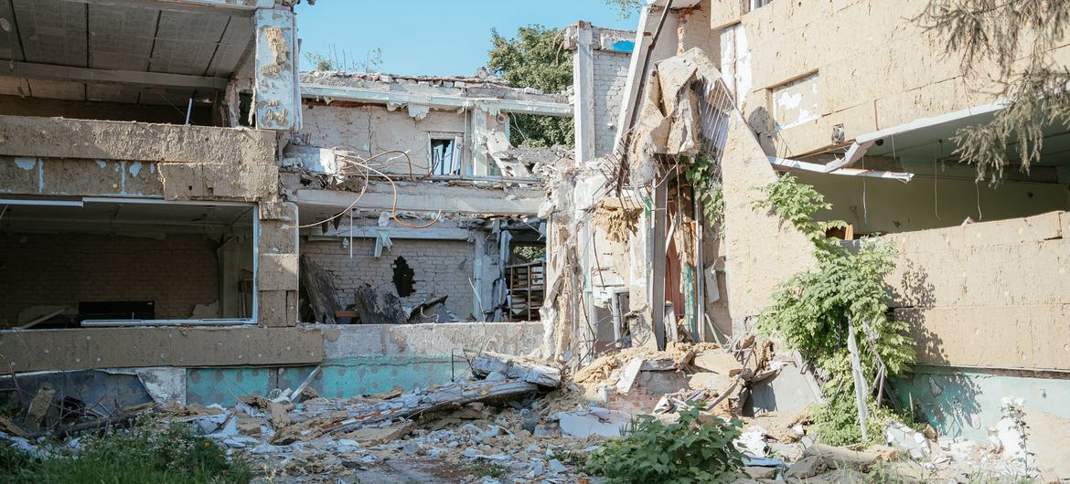 Um prédio de jardim de infância estava entre as estruturas destruídas em Chuhuiv, Ucrânia, durante um ataque em maio de 2024 (arquivo) Um prédio de jardim de infância estava entre as estruturas destruídas em Chuhuiv, Ucrânia, durante um ataque em maio de 2024 (arquivo)