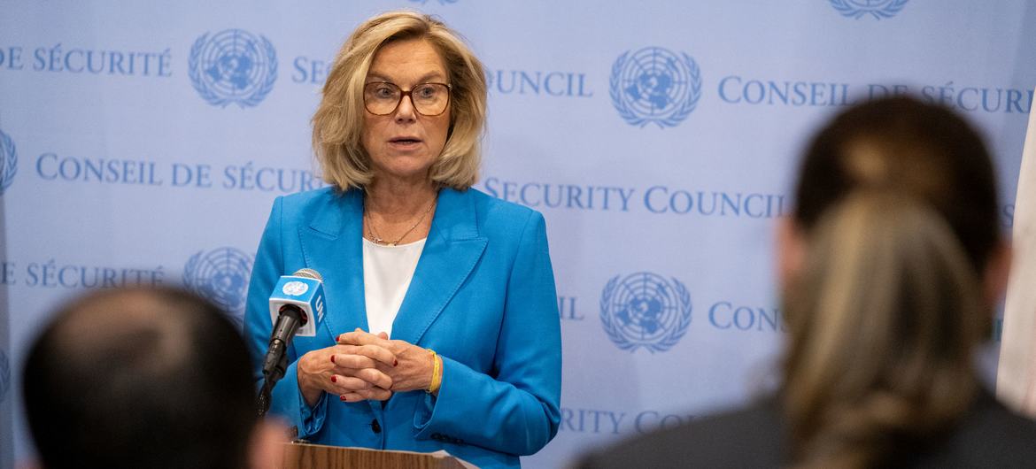 A coordenadora sênior de Humanidade e Reconstrução da ONU para Gaza, Sigrid Kaag, informa os repórteres após consultas com o Conselho de Segurança