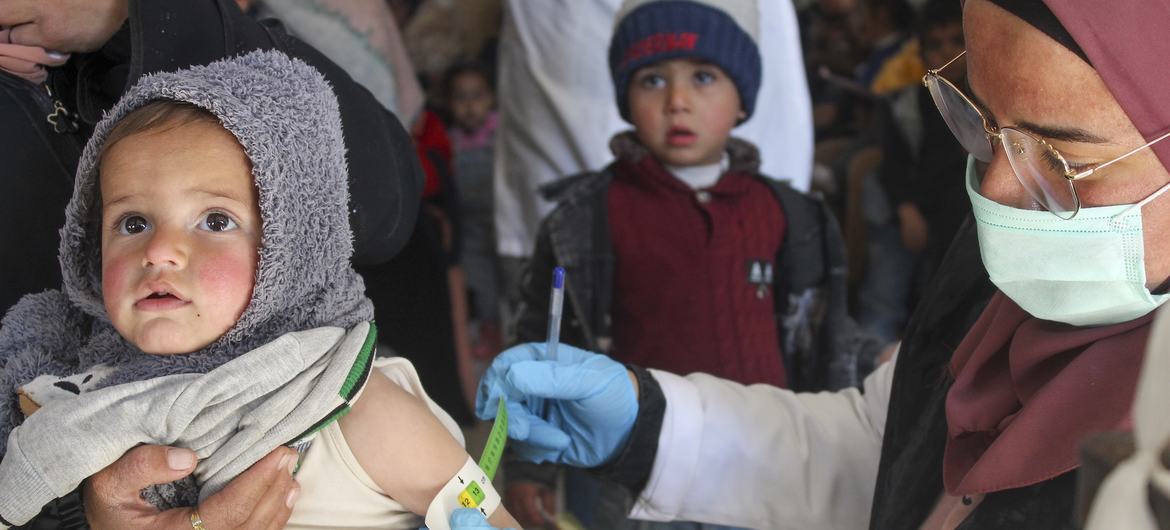 Uma criança de um ano é examinada para desnutrição por uma equipe de saúde apoiada pelo Unicef na Síria