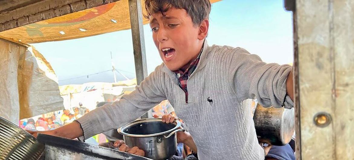 Moradores de Gaza em Khan Younis desesperados para receber arroz do WFP