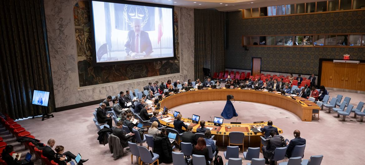 Karim Khan (na tela), Procurador do Tribunal Penal Internacional, TPI, informa aos membros do Conselho de Segurança da ONU sobre o Sudão e o Sudão do Sul Karim Khan (na tela), Procurador do Tribunal Penal Internacional, TPI, informa aos membros do Conselho de Segurança da ONU sobre o Sudão e o Sudão do Sul