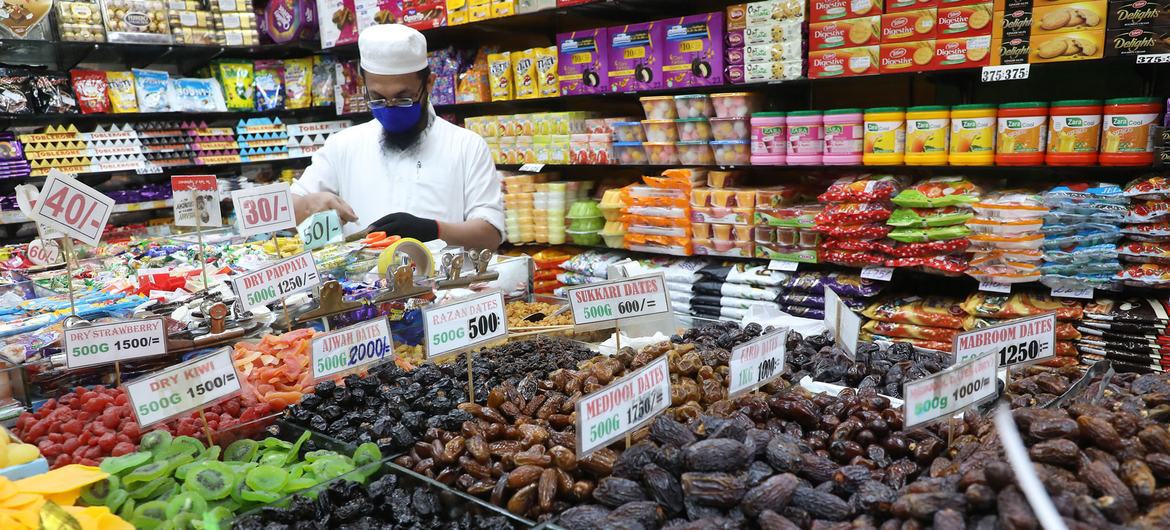 Um lojista do Sri Lanka prepara doces antes das celebrações do Ramadã
