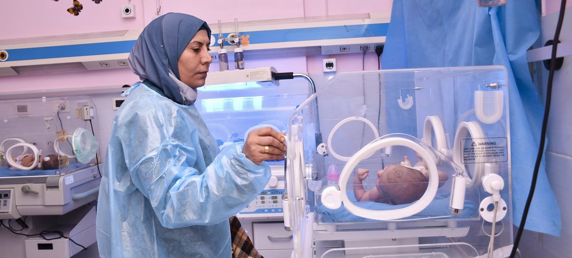 Uma enfermeira examina um recém-nascido na unidade de terapia intensiva neonatal de um hospital na zona rural de Damasco, na Síria (arquivo)