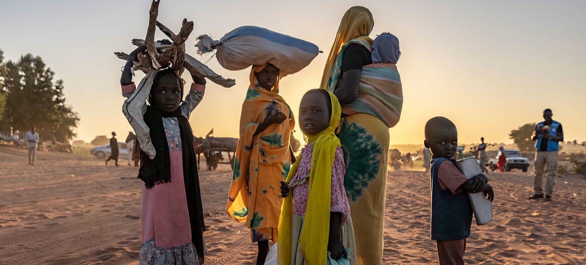 Refugiados sudaneses recém-chegados à cidade fronteiriça de Adre, no leste do Chade