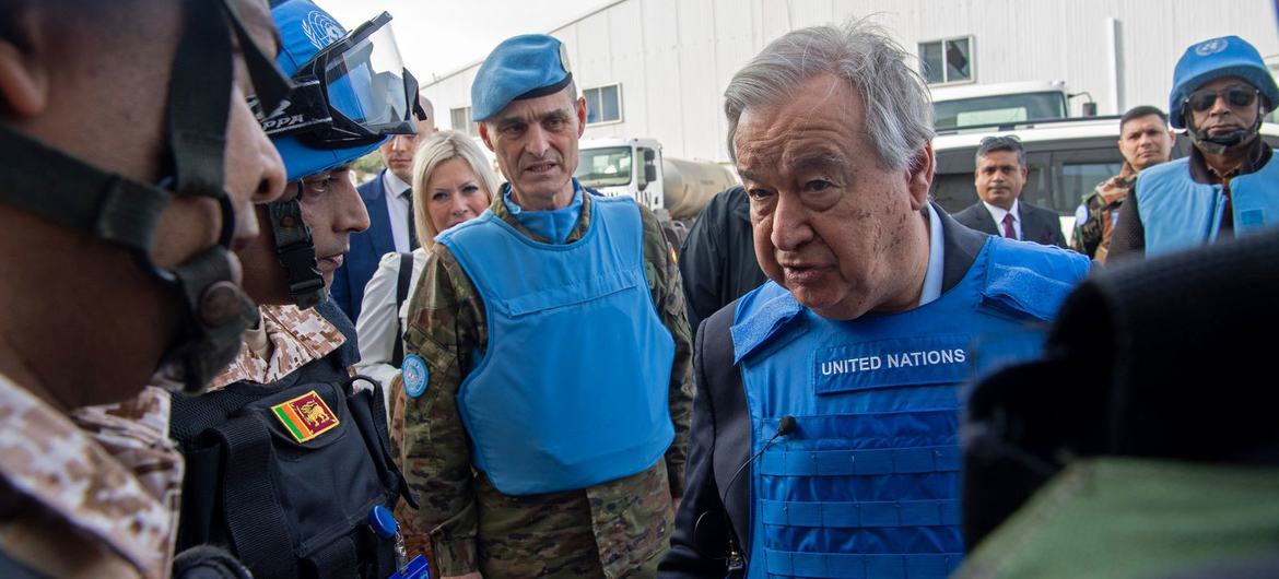 O secretário-geral da ONU, António Guterres, conversa com as forças de manutenção da paz da ONU em Naqoura, no sul do Líbano
