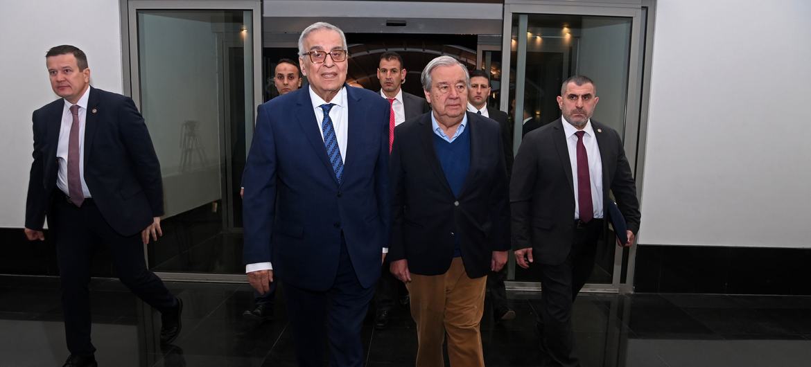 O secretário-geral da ONU, António Guterres, (à direita) é recebido pelo ministro dos Negócios Estrangeiros libanês, Abdallah Bou Habib, no aeroporto de Beirute