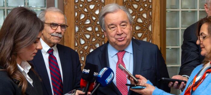 O secretário-geral da ONU, António Guterres, responde a perguntas da mídia libanesa após reunião com o primeiro-ministro Designado, Nawaf Salam (esquerda)
