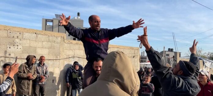 Reuniões de cidadãos celebrando o cessar-fogo no campo Nuseirat, no centro da Faixa de Gaza