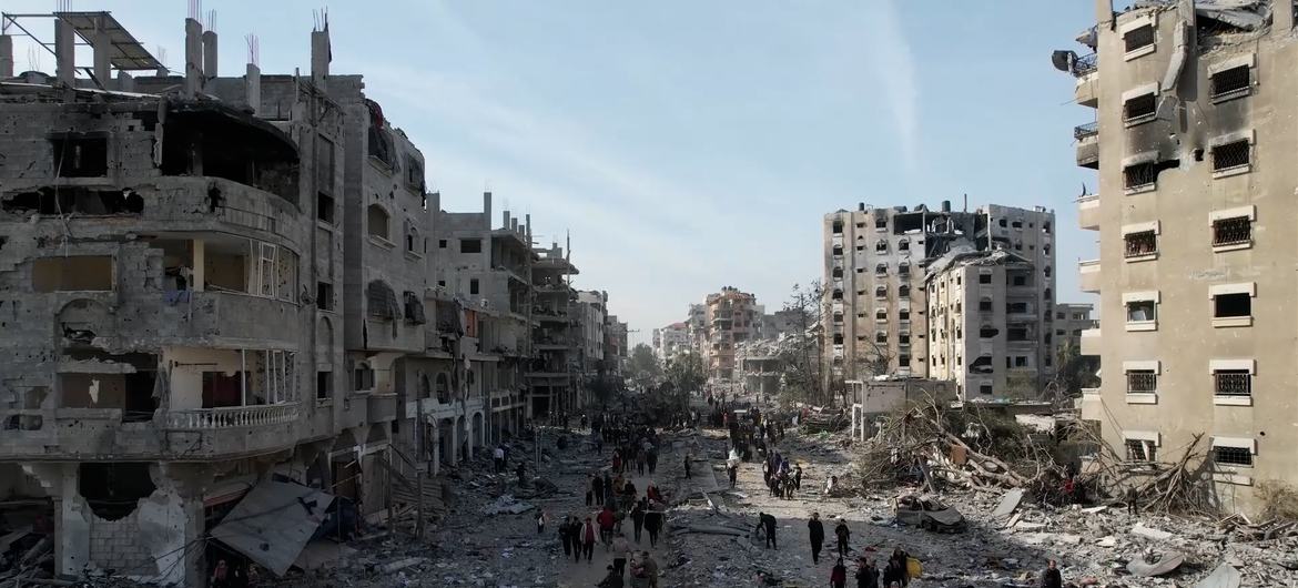 Imagens aéreas revelam a extensão da destruição e o início do retorno dos moradores para inspecionar suas casas na área de Safatawi, na província de Gaza Norte