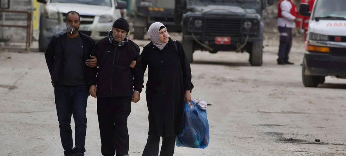 Pessoas caminham pelas ruas de Jenin, na Cisjordânia