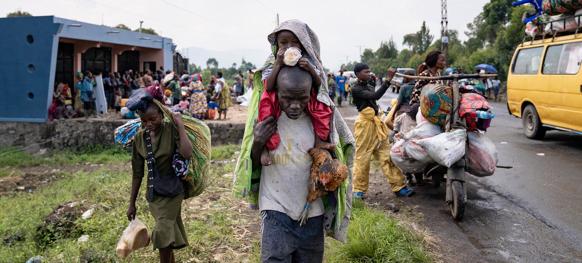 Deslocados pela violência em Goma fogem da região