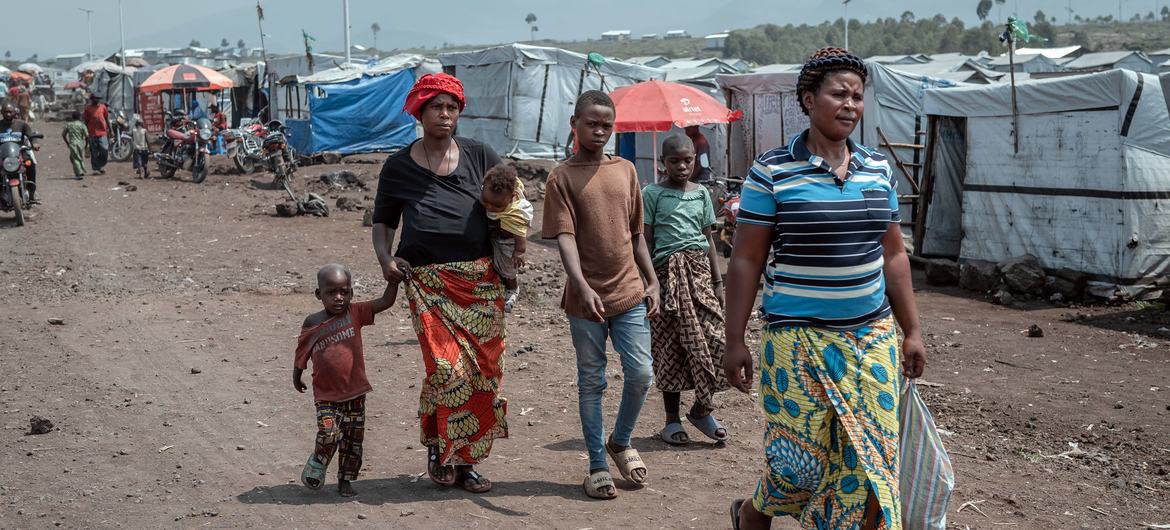 Pessoas caminham por um campo para deslocados perto de Goma, no leste da República Democrática do Congo