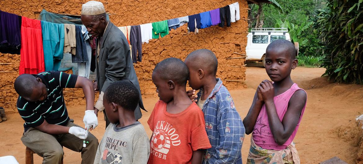 Moradores aguardam testes para Filariose Linfática e Oncocercose em Muheza, Tanzânia