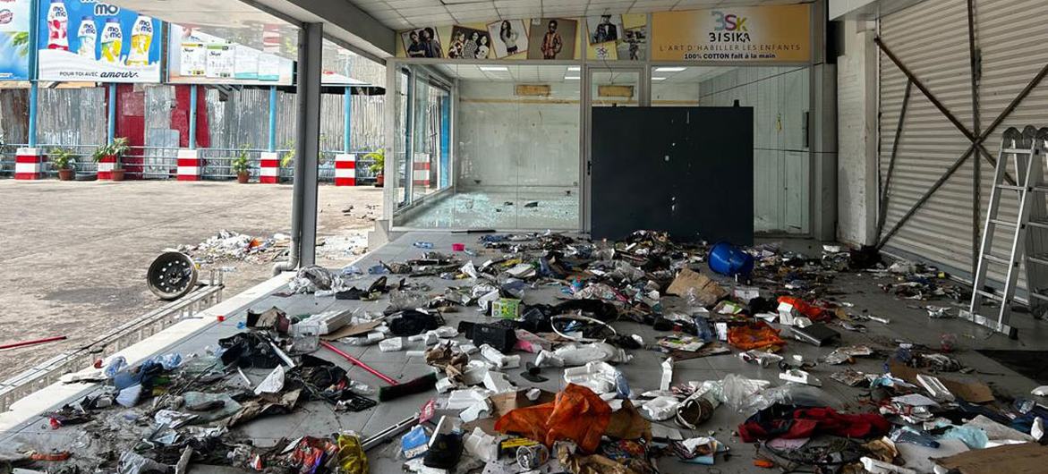Um supermercado na capital congolesa, Kinshasa, foi saqueado após protestos contra eventos que acontecem no extremo leste do país