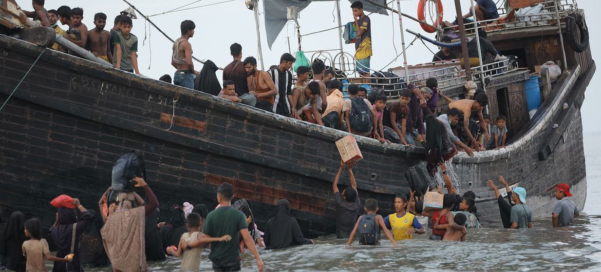 Refugiados Rohingya chegam ao norte de Aceh, na Indonésia, após uma perigosa viagem marítima vinda de Bangladesh Refugiados Rohingya chegam ao norte de Aceh, na Indonésia, após uma perigosa viagem marítima vinda de Bangladesh
