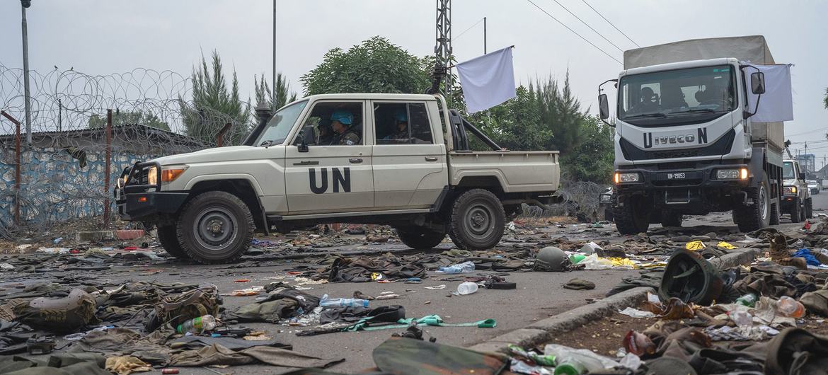 Soldados da paz da ONU patrulham as ruas de Goma passando por uniformes militares descartados
