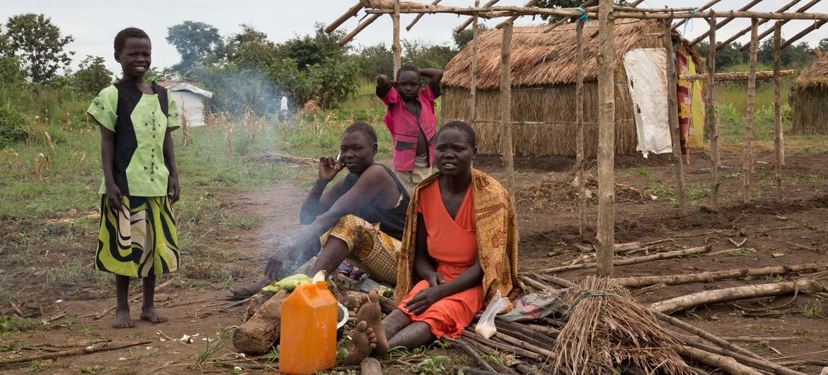 Uma família encontra refúgio em uma antiga base da Unmiss no sudoeste do Sudão do Sul Uma família encontra refúgio em uma antiga base da Unmiss no sudoeste do Sudão do Sul