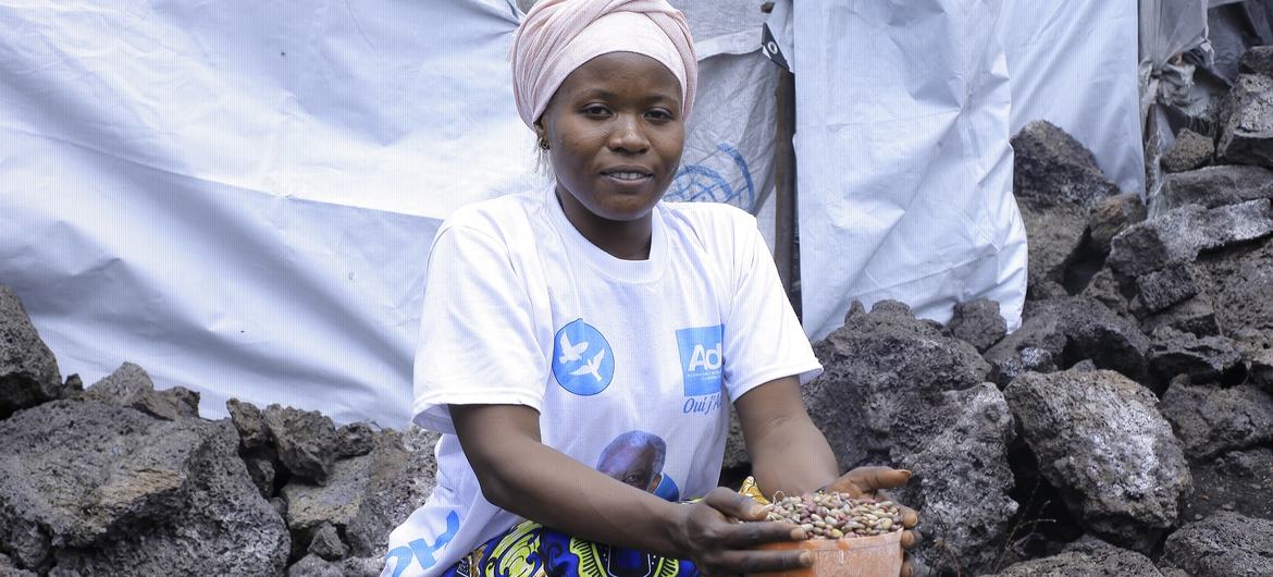 Esther Josephine, uma refugiada em Goma, República Democrática do Congo, vende feijão, após receber assistência financeira do WFP