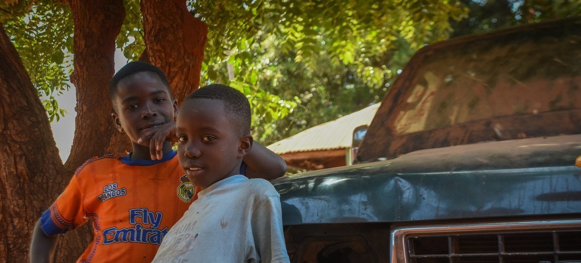 Crianças nas ruas de Bissau Crianças nas ruas de Bissau