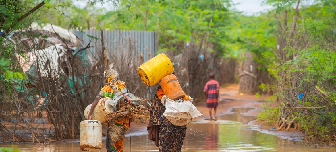 Mulheres caminham pelo campo de refugiados inundado de Dadaab, no nordeste do Quênia. (Foto de arquivo)