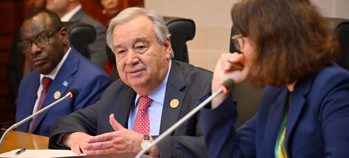 O secretário-geral da ONU, António Guterres, discursa numa conferência de imprensa realizada à margem da Cúpula da União Africana de 2025 em Adis Abeba, Etiópia