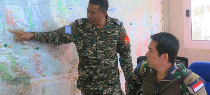 Um soldado da paz do Timor-Leste trabalha ao lado de um colega indonésio na missão de paz da ONU no Sudão do Sul