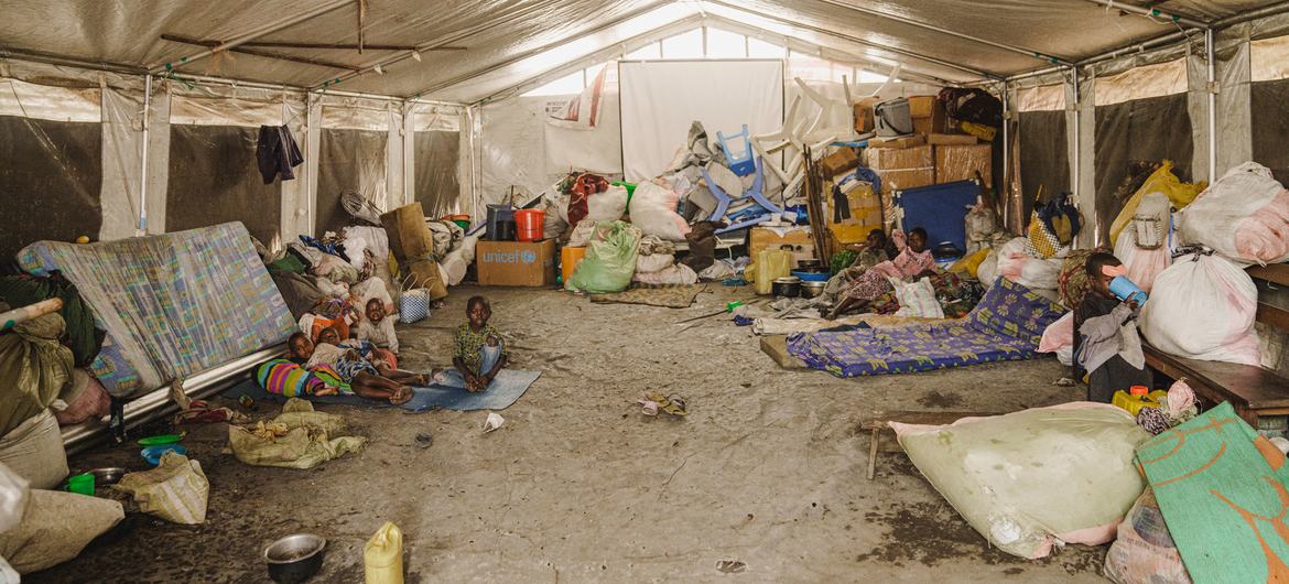 Uma tenda serve de área de recepção para famílias deslocadas num hospital perto de Goma, província de Kivu do Norte, República Democrática do Congo