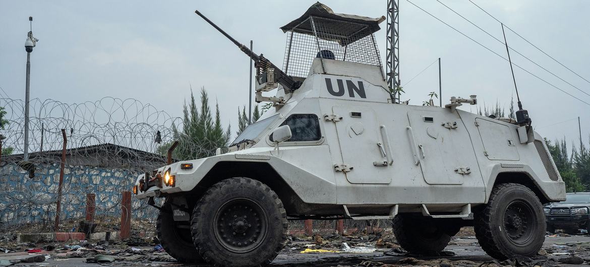 Forças de manutenção da paz da ONU patrulham Goma, passando por uniformes militares descartados