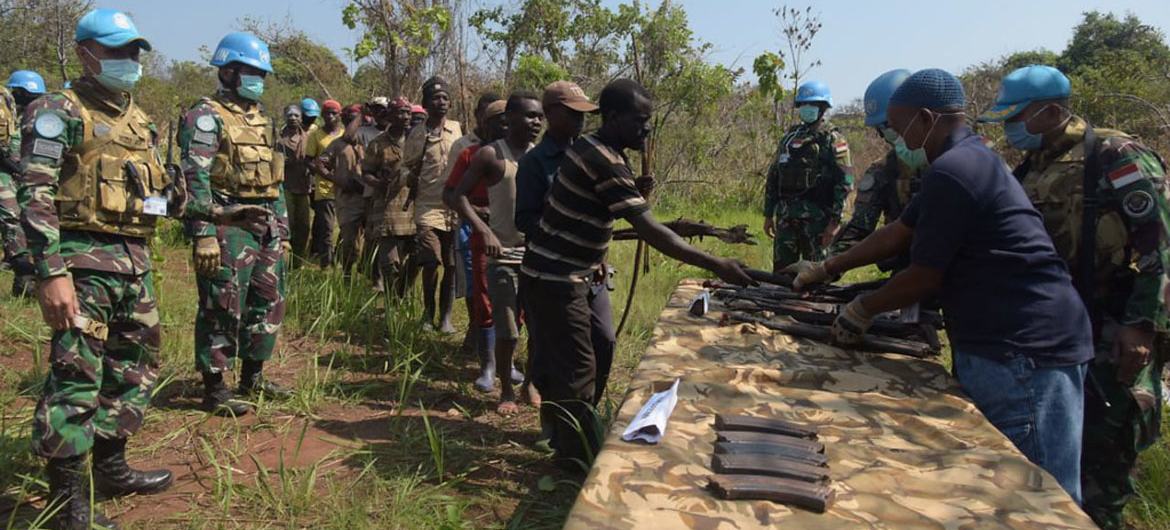 Milicianos no leste da RD Congo entregam as suas armas às forças de manutenção da paz da ONU