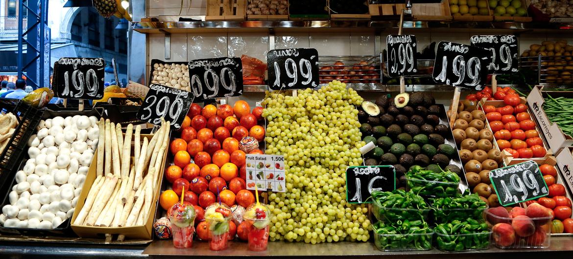 Frutas e legumes frescos são expostos em um mercado