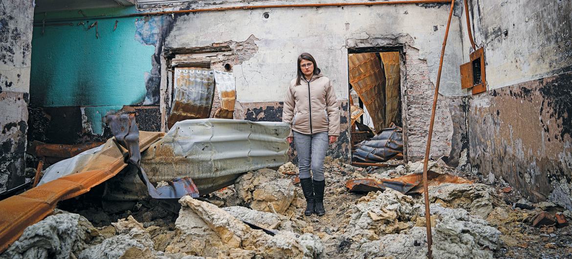 Uma mulher está em um prédio bombardeado na cidade de Pokrovsk, na região de Donetsk, na Ucrânia