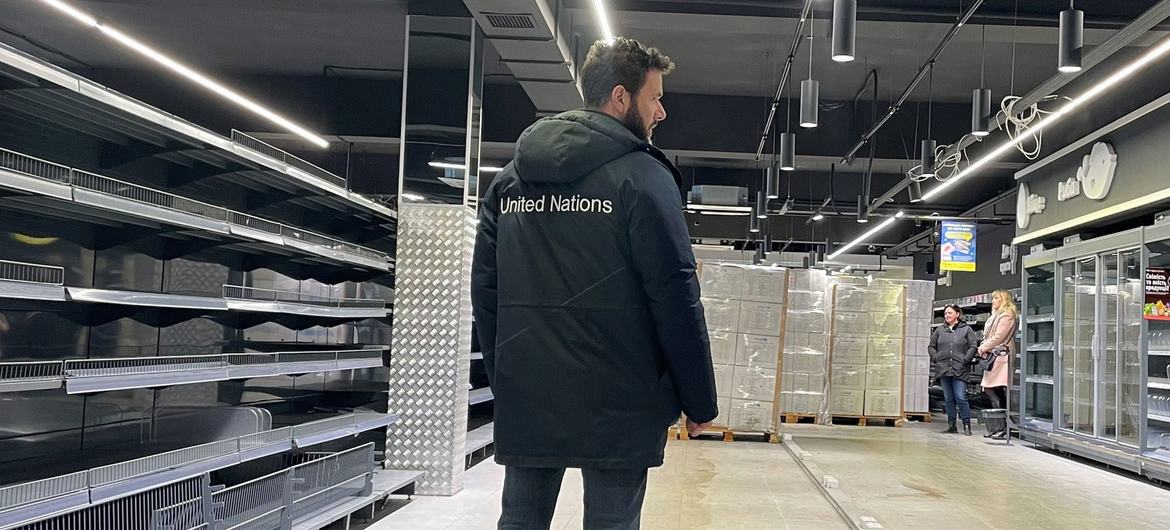 Saviano Abreu em supermercado em Kherson, na Ucrânia