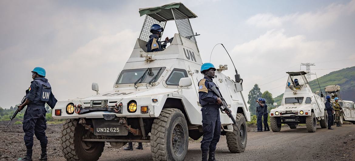 Policiais da ONU patrulham um campo para pessoas deslocadas no leste da República Democrática do Congo