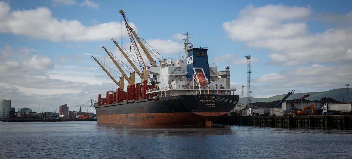 Um navio de carga de Singapura atraca num porto do norte da Europa, depois de ter navegado no movimentado trânsito do Leste Asiático-Europa