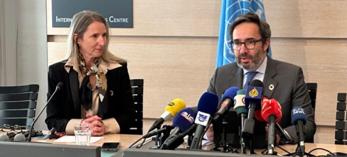 O diretor executivo do Unops, Jorge Moreira da Silva (à direita), informa a imprensa na capital belga, Bruxelas