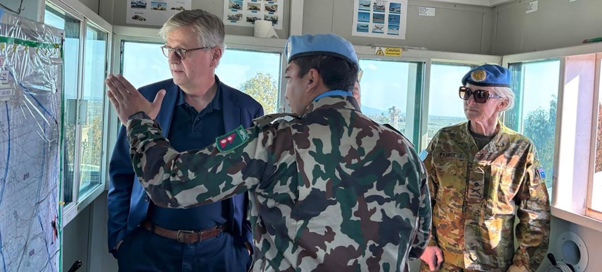 O chefe das Operações de Paz da ONU, Jean-Pierre Lacroix (à esquerda), visita uma torre de observação operada pela Undof