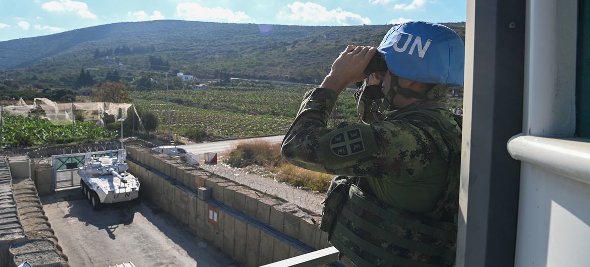 Um soldado da paz da ONU observa de uma posição da Unifil no sul do Líbano