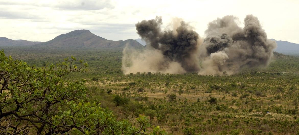 Uma explosão de mina terrestre perto da cidade de Luri, a sudoeste da capital do Sudão do Sul, Juba (arquivo)
