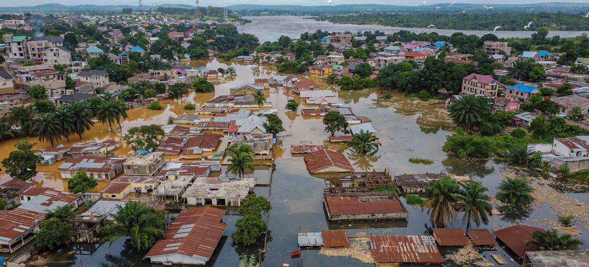 Houve inundações devastadoras em Kinshasa depois que o rio Congo atingiu o seu nível mais alto em mais de sessenta anos