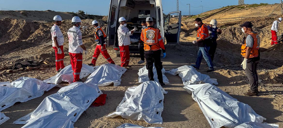 Equipes de resgate alinham corpos de 15 socorristas mortos em Tal Al Sultan, em Rafah, no sul de Gaza