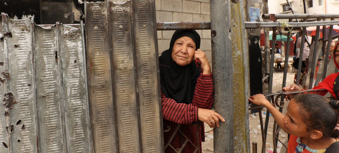 Halima Al-Kafarna, uma mulher palestina em frente a uma das padarias fechadas