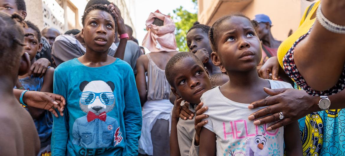 Crianças deslocadas pela violência de gangues no Haiti esperam na fila por comida Crianças deslocadas pela violência de gangues no Haiti esperam na fila por comida